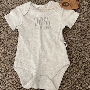 NWT ORGANIC onesie 0-3 M🌈